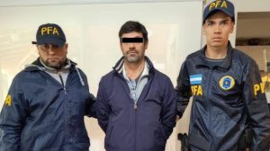 policia detenido