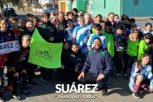 El equipo de voleibol de escuela primaria representará a C. Suárez