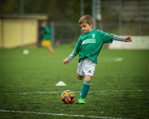 chico jugando futbol