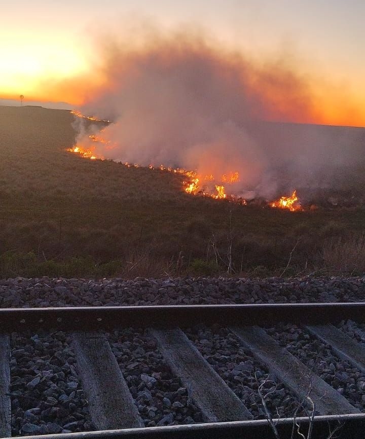 Mañana de viernes complicada para los bomberos en campo de Tres Picos