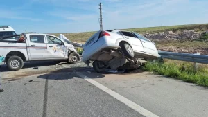 Una persona falleció tras un choque entre un auto y una camioneta