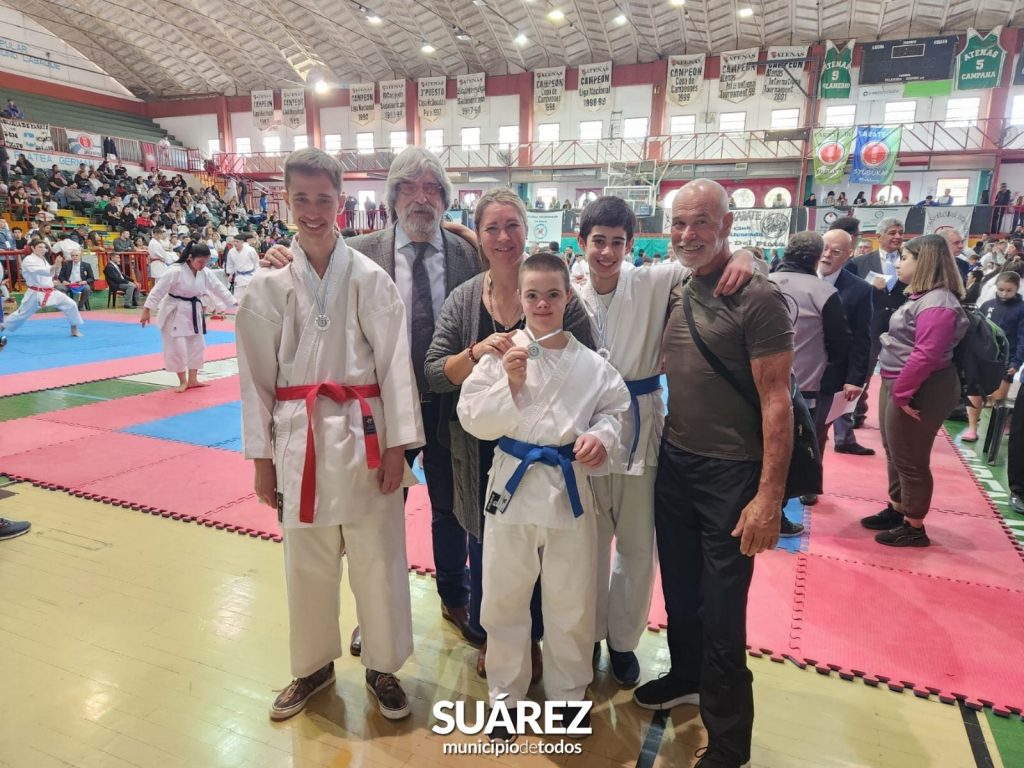 Jóvenes suarenses se destacaron en el 57° Torneo Argentino de Karate. Franco Arduin, Nahuel Pereyra y Blas Rotela obtuvieron Medalla de Plata en distintas categorías. La Asoc. de Karate do Shotokan de Coronel Suárez, Dojo Empi, participó el pasado fin de semana del 57° Torneo Argentino de Karate, que se realizó en el Polideportivo Carlos Cerutti, en Córdoba Capital. Del torneo donde participaron 18 provincias con más de 900 competidores, fueron parte los alumnos Franco Arduin, Nahuel Pereyra y Blas Rotela de la Escuela de Para-Karate, a cargo del Sensei Juan Carlos Rotela; obteniendo los tres medalla de Plata en distintas categorías. / Municipio de C. Suárez / Municipio de C. Suárez