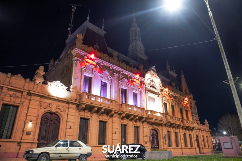 El Palacio Municipal se iluminó de naranja para lograr conciencia