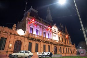 El Palacio Municipal se iluminó de naranja para lograr conciencia