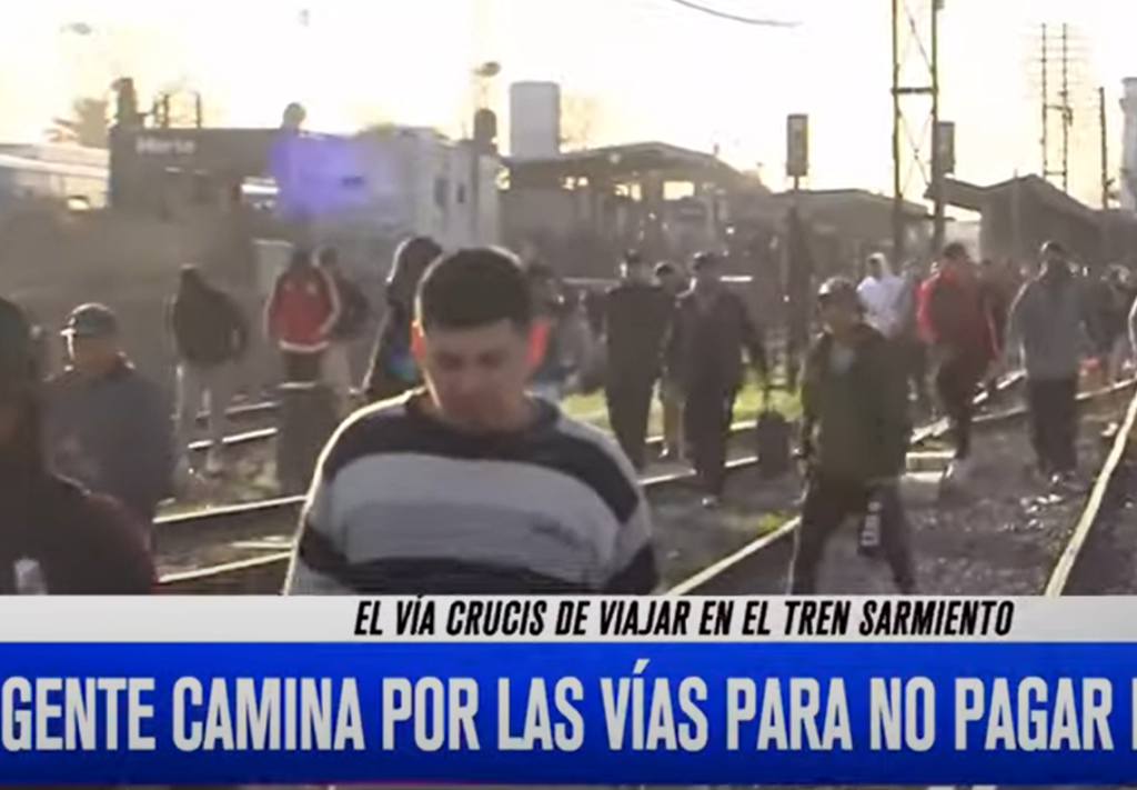 Por no poder pagar el boleto, usuarios ahora eligen caminar por las vias