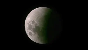 Un eclipse parcial de Luna que podrá observarse este martes en todo el país