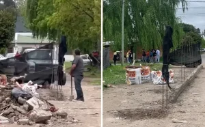 Acomodado con la polícia construye su casa usando parte de la calle