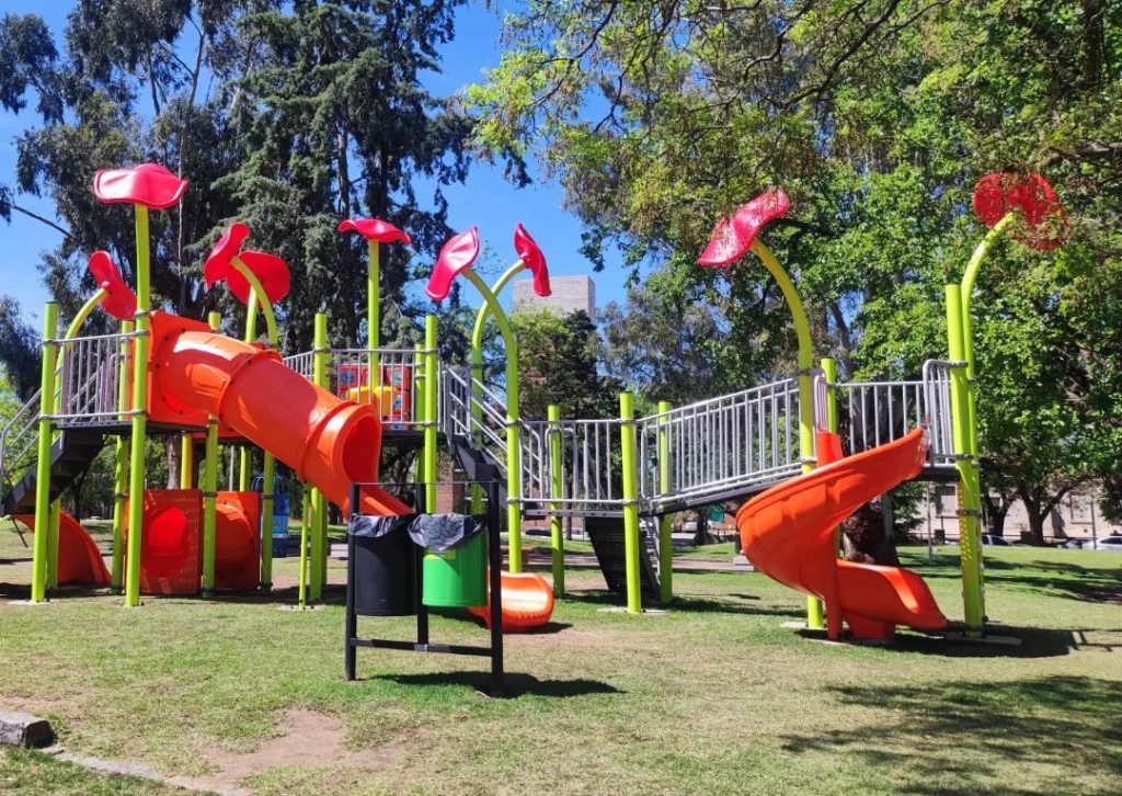 Ya se puede disfrutar de un juego increíble en la plaza Tambor de Tacuarí