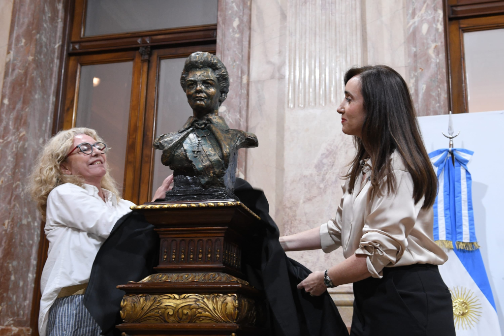 Obra de un escultor suarense en homenaje a Isabel Perón ya se luce en el Senado