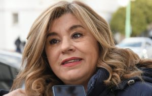 Concejal preocupada por "material sexual explícito" en manuales escolares. La concejal bahiense Fabiana Úngaro de Juntos por el Cambio presentó un proyecto para pedir que las autoridades educativas de la provincia den sus explicaciones sobre el contenido de la edición. Fabiana Úngaro, edil de Juntos por el Cambio, presentó en el Honorable Concejo Deliberante un proyecto de resolución pidiendo que las autoridades educativas de la provincia de Buenos Aires, expliquen los criterios pedagógicos que tomaron para elegir los títulos de los libros elegidos para la colección Identidades Bonaerenses. Entre los considerandos, la edil indicó que la distribución de esos libros “ha generado preocupación en la comunidad educativa y en las familias debido a la inclusión de obras de contenido sexual explícito, lo que puede afectar la adecuada formación de los estudiantes”. “Es fundamental que los textos distribuidos sean adecuados para la edad y el nivel de contenidos que puedan generar confusión o incomodidad, y respetando el rol de las familias en la educación sexual de sus hijos”, fundamentó Úngaro, y agregó que sus contenidos debieran ser previamente informados a los docentes. Advirtió que “la comunidad educativa tiene el derecho de conocer con antelación los materiales que serán distribuidos en las instituciones educativas con el fin de evaluar su pertinencia pedagógica y su adecuación al contexto escolar, más aún cuando se trata de obras con contenido sexual explícito que podría no ser apropiado para todos los estudiantes”. / La Brújula 24