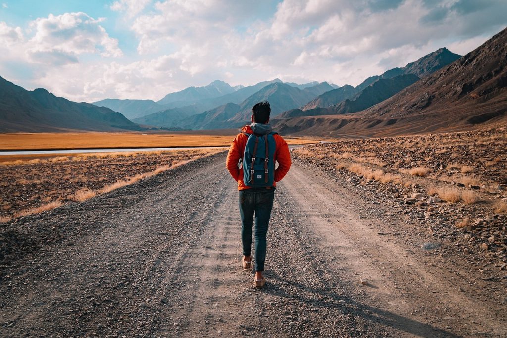 hombre camino