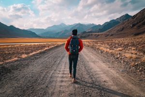 hombre camino
