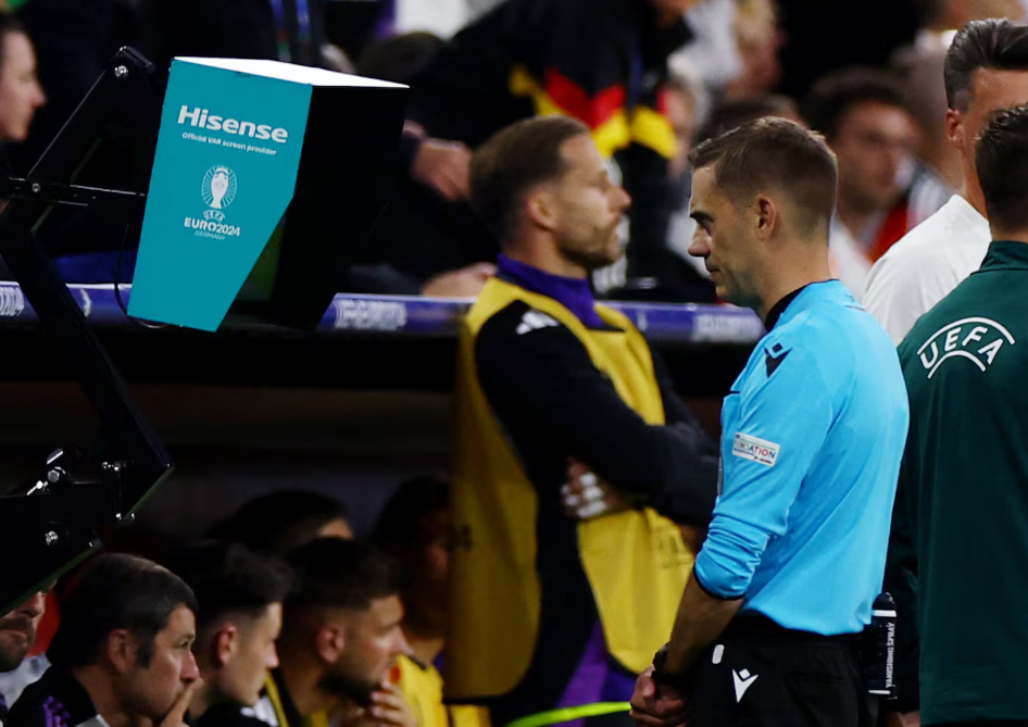 En el fútbol cambiarían el VAR por un sistema en el que intervendrán los técnicos