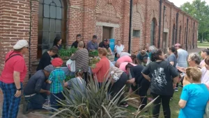 La cárcel de Saavedra entregó 1500 plantines a vecinos de la zona