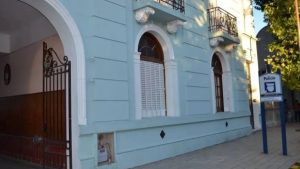 Tras discutir apuñaló a su hermano e hirió a su sobrina con un pico de construcción