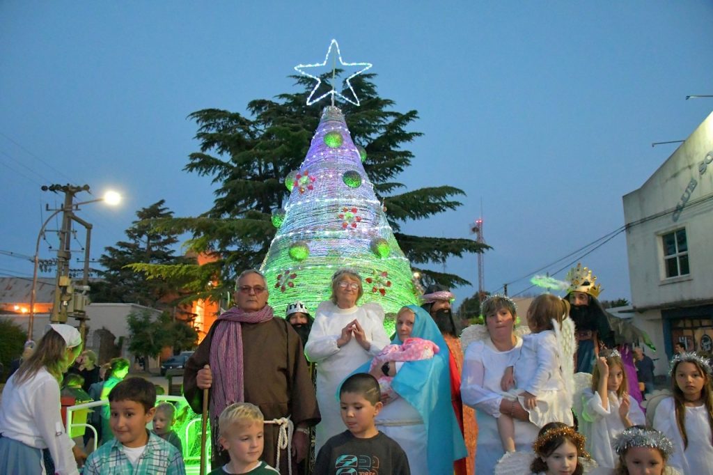 San José y Santa María encendieron sus árboles navideños