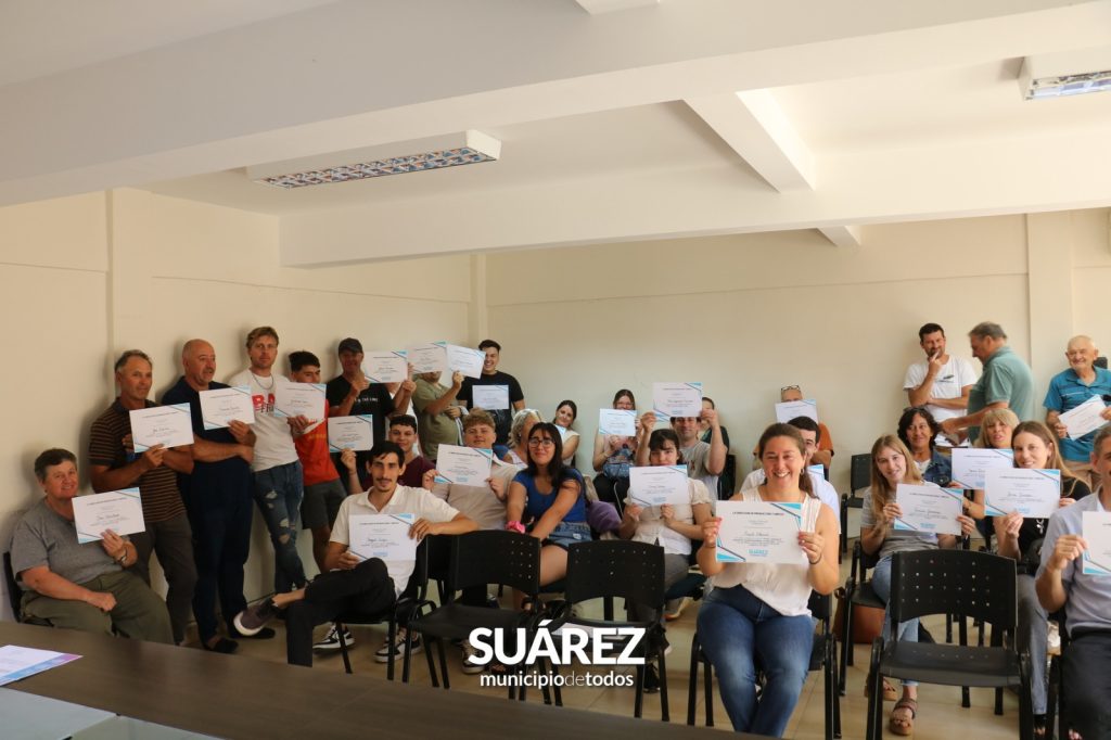 Entrega de certificados de cursos y créditos para emprendedores