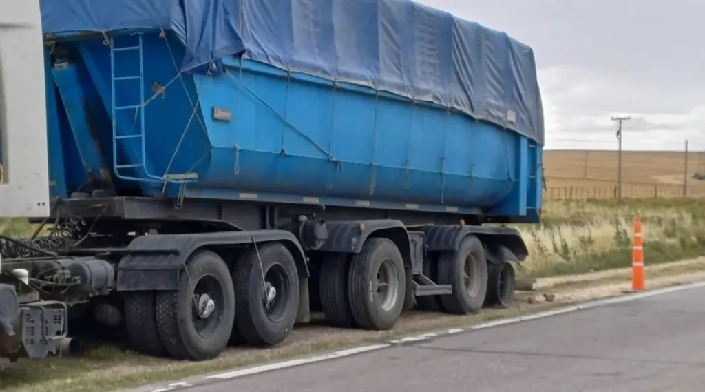 Ruta 3: un camionero murió al intentar cambiar un neumático
