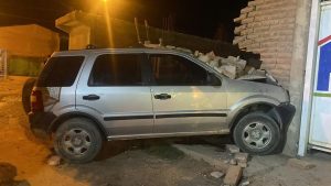 Desnudos y borrachos: pareja chocó contra la pared de una casa en Navidad