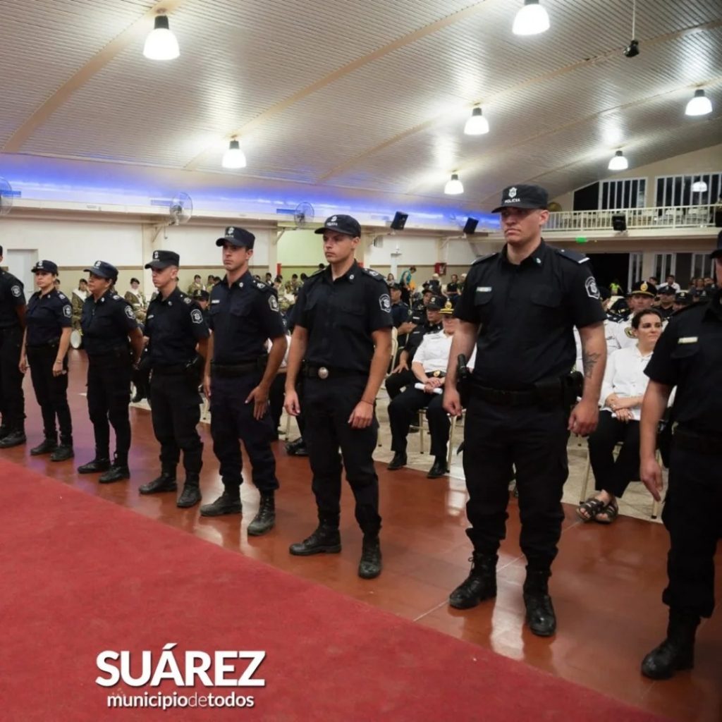 Entregan diplomas de reconocimiento a la labor policial a agentes del distrito