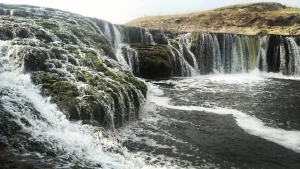 Con casi 7 mts. de alto, te mostramos la cascada que atrae en la región