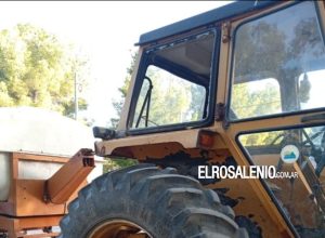 ¿Para tanto? Le rompió el vidrio al tractor regador porque le mojó el auto