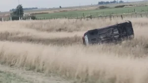 En la ruta 33 una camioneta rozó un camión y terminó volcando