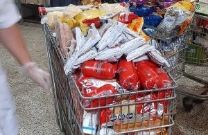 Bromatología decomisa alimentos vencidos en supermercado de una concejal