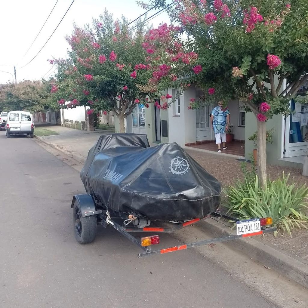 Iba por la 33 y encontró un tráiler con una moto de agua abandonado