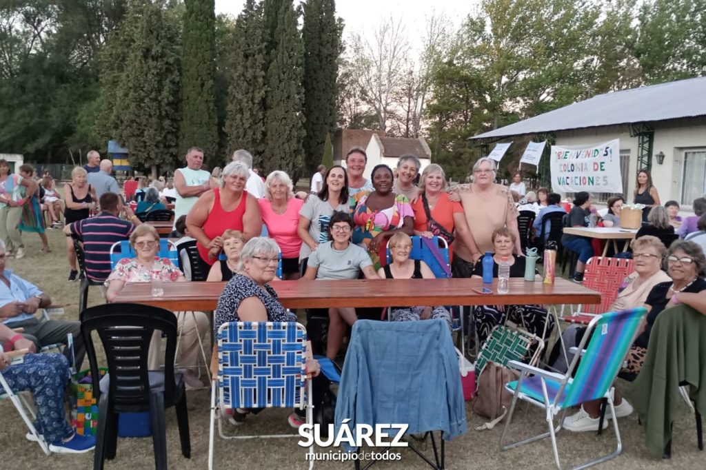 Más de 300 adultos disfrutaron de la noche de fogón este jueves 30