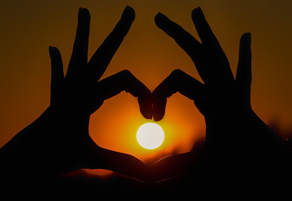 corazon manos
