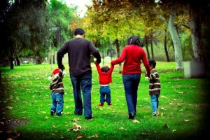 familia chicos padres