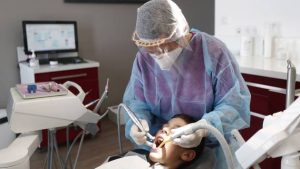 Un odontólogo argentino creó un gel que remueve caries dentales