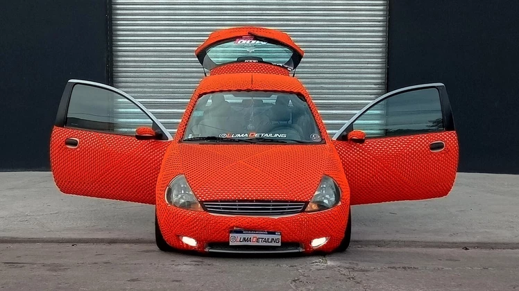 Cubrió el auto de su hijo con un tejido a crochet y obtiene un reconocimiento