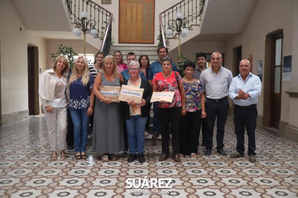 Emprendedores y artesanos realizaron una contribución solidaria a instituciones