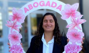 Su dificultad no le impidió ser la primera persona ciega en recibirse de abogada