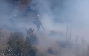 Por culpa del viento se reinició el fuego este mediodía en los cerros