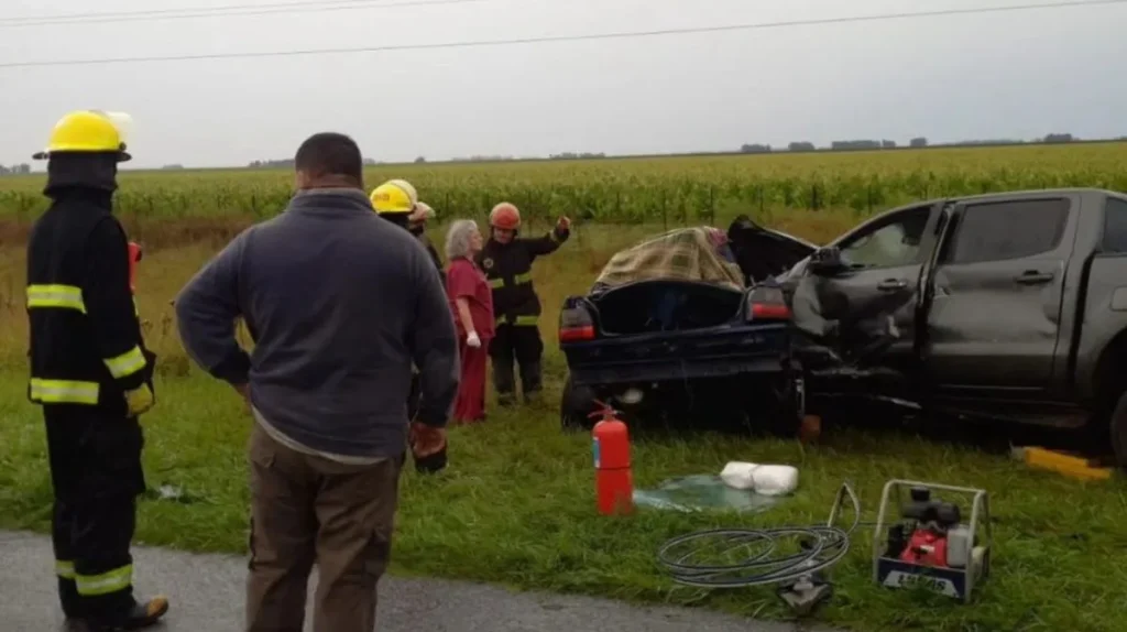 Por esquivar dos ruedas desprendidas de un camión se generó un choque. Un muerto