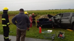 Por esquivar dos ruedas desprendidas de un camión se generó un choque. Un muerto