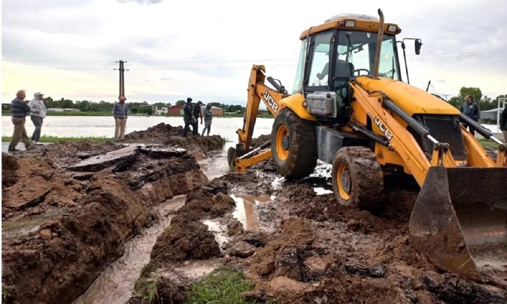 Emergencia en Carhué: cortan la ruta para facilitar el drenaje del agua