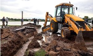 Emergencia en Carhué: cortan la ruta para facilitar el drenaje del agua