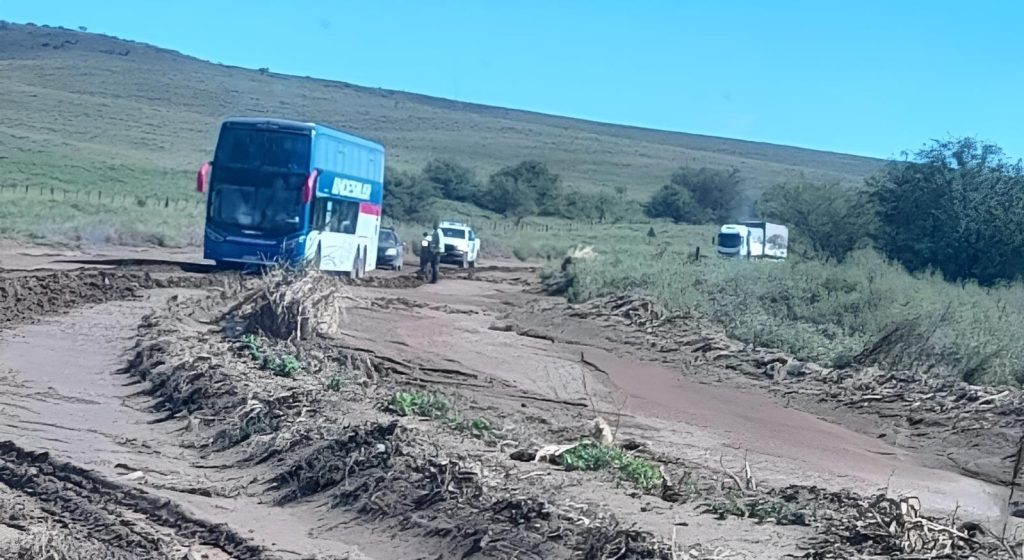60 personas varadas por un corte, gracias al pueblo pudieron continuar