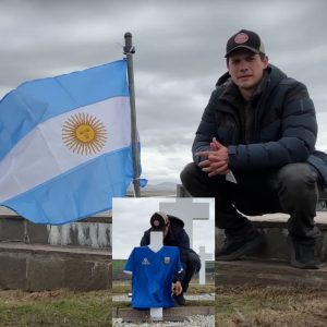 Una camiseta del Diez y una bandera argentina en Malvinas, el homenaje de un colombiano