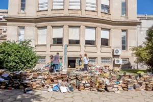Lo que dejó la inundación devastadora en la UNS: Setenta mil libros a la basura