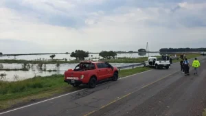 En ruta 205 colisionaron dos camionetas y buscan a desaparecidos en aguas del canal
