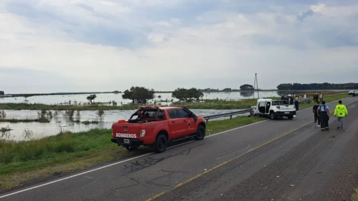 En ruta 205 colisionaron dos camionetas y buscan a desaparecidos en aguas del canal