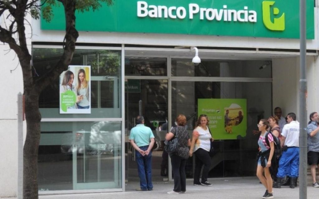 En La Plata preocupación y largas filas en el banco por temor a una crisis económica