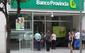 En La Plata preocupación y largas filas en el banco por temor a una crisis económica