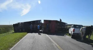 Un camión atravesado en la ruta, horas de espera para seguir y un hecho para destacar