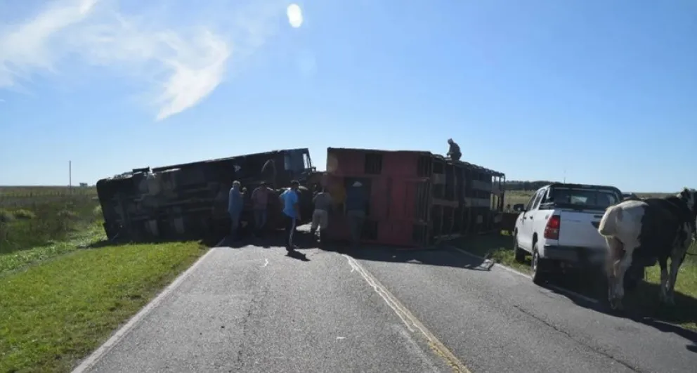 Un camión atravesado en la ruta, horas de espera para seguir y un hecho para destacar